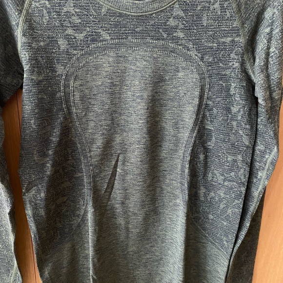 Lululemon long sleeve shirt, beautiful pattern of flowers. Olive green, like new - Picture 4 of 12